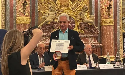 De Montenegro, Quindío, a París: William Castaño recibe la Medalla de Oro por su trayectoria artística