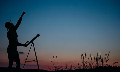 El triángulo de verano ilumina el firmamento