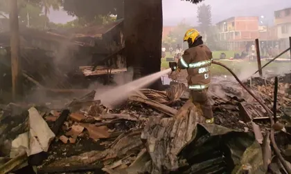 Trece viviendas quedaron destruidas por un incendio en Cali: conozca dónde ocurrió y qué informaron las autoridades