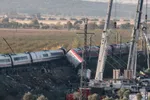 Imagen de Grúas retiran uno de los vagones de los trenes accidentados en Toledo, España