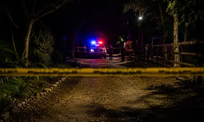 Hallan a un hombre muerto dentro de un mar, atado de pies y manos, vea los detalles