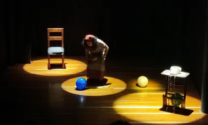 “Luciérnagas”: el teatro convierte la memoria de las víctimas de feminicidio en un llamado a la esperanza