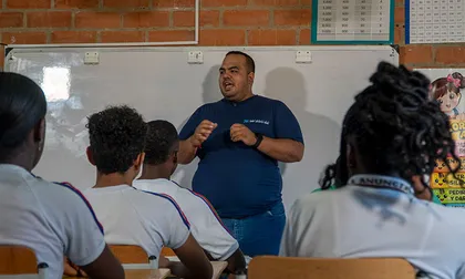 Cero jóvenes en la violencia y 100% graduados: la apuesta de Andrew Tocora desde el oriente de Cali
