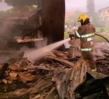 Trece viviendas quedaron destruidas por un incendio en Cali: conozca dónde ocurrió y qué informaron las autoridades