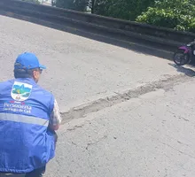 Puente del Monumento a la Solidaridad en Cali presenta deterioro en el pavimento y riesgos para motociclistas
