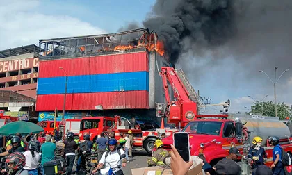 Incendio estructural en Cali: Bomberos trabajan para extinguir el fuego en la carrera 10 con calle 15, barrio Sucre