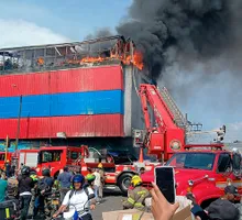 Incendio estructural en Cali: Bomberos trabajan para extinguir el fuego en la carrera 10 con calle 15, barrio Sucre