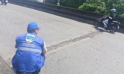 Puente del Monumento a la Solidaridad en Cali presenta deterioro en el pavimento y riesgos para motociclistas