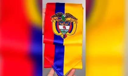 Bordadoras confeccionan a mano la banda presidencial