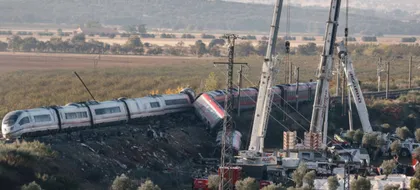 Imagen de Grúas retiran uno de los vagones de los trenes accidentados en Toledo, España