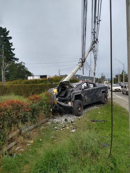 Imagen de  Tesla Cybertruck chocó contra un poste en Llanogrande