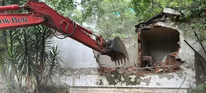 Imagen de Satanismo, drogas y narcoturismo: así era la casa de que Alcaldía de Medellín empezó a demoler