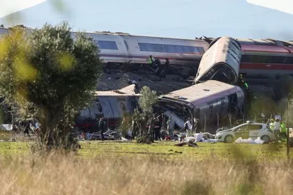 Imagen de Suben a 68 los fallecidos por choque de trenes en España