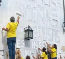 Ciudadanos limpian grafitis del Centro Histórico de Popayán