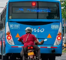 Ataque contra bus del MIO en Cali: conductor recibió amenazas y un hombre lanzó una piedra al vehículo en plena ruta
