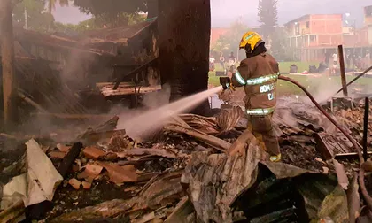 Trece viviendas quedaron destruidas por un incendio en Cali: conozca dónde ocurrió y qué informaron las autoridades